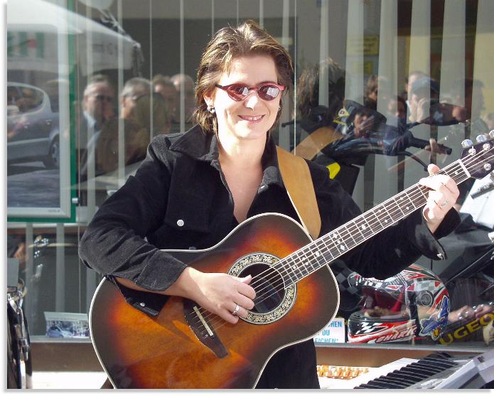 Fridericke Kraus von der Frauenband Femina Musica beim Stadtfest in Würzburg