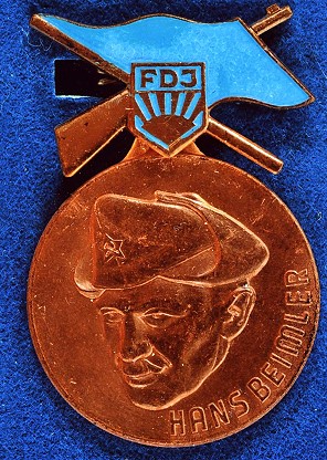 Medaille fr den Sieger beim vormilitrischen „Hans-Beimler-Wettkampf“ der FDJ, an dem sich die Klassen 8 bis 10 beteiligten.