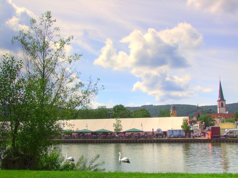 Blick vom Sendelbacher Mainufer auf das Festzelt der Spessartfestwoche