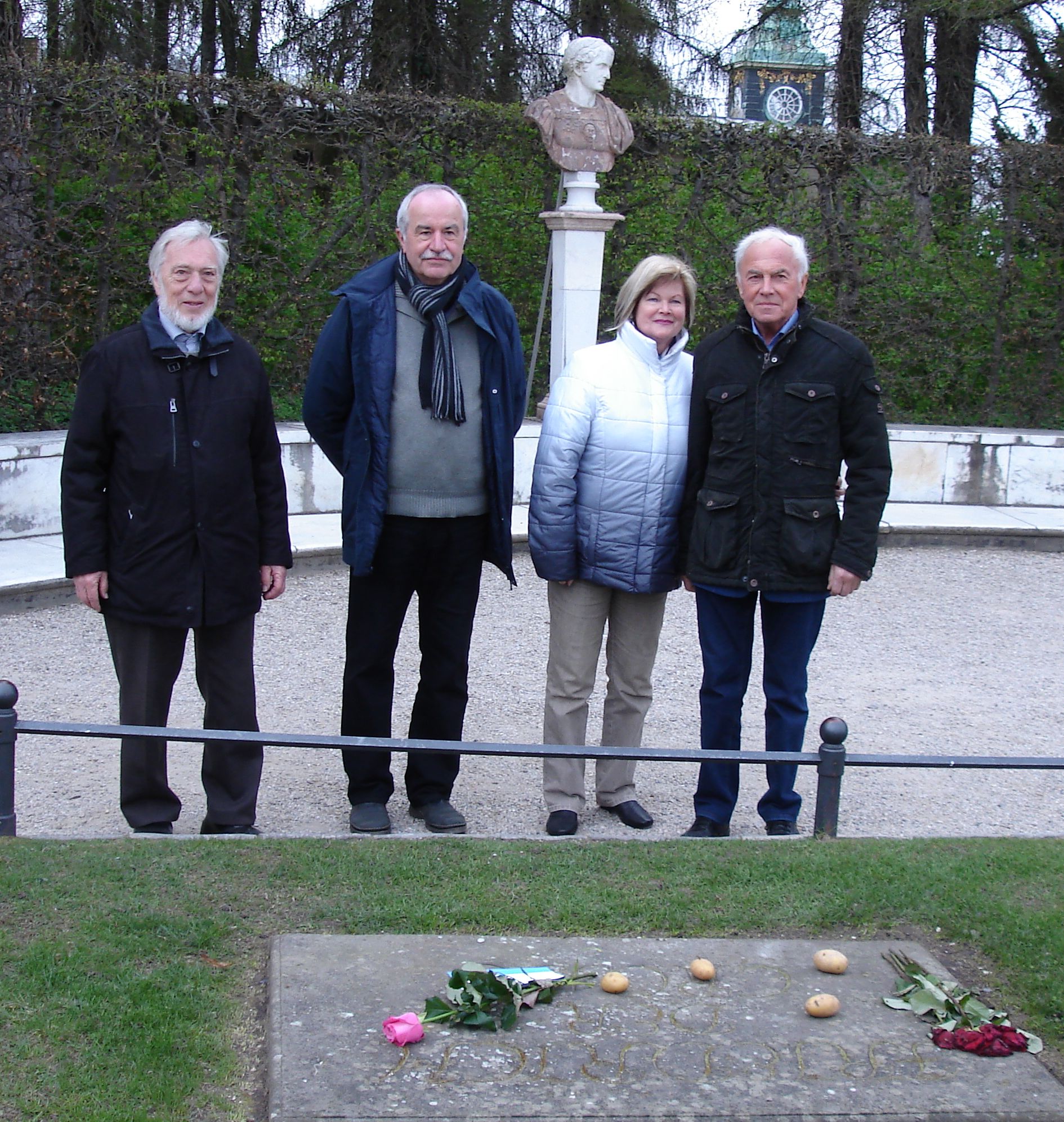 die Delegation des Kartoffelclubs SOCIETAS AD USUM POTATONIS am Grab von Friedrich dem Groen in Sanssouci; von links: Horst Schiffler, Harald Raber und das Ehepaar Stenger