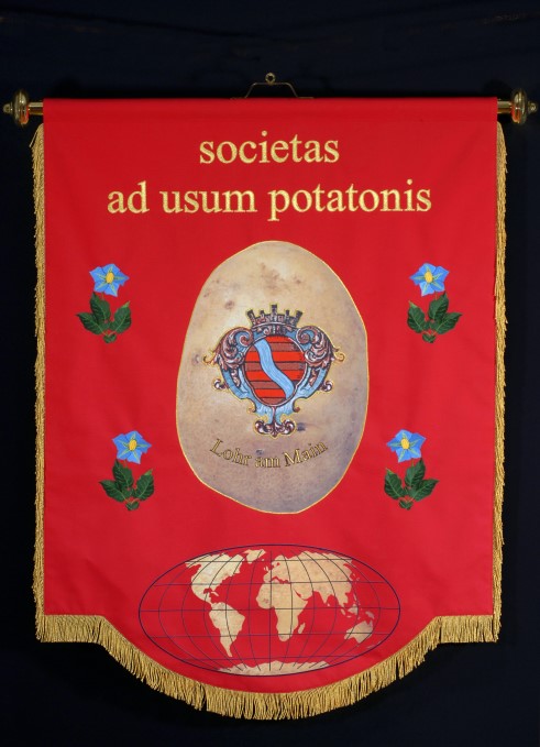 „SOCIETAS AD USUM POTATONIS“ Die Bannerfahne des Lohrer Kartoffelclubs