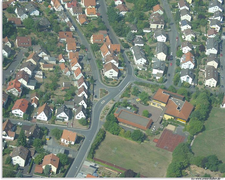 Der Stadtteil Sendelbach im Vordergrund die Grundschule