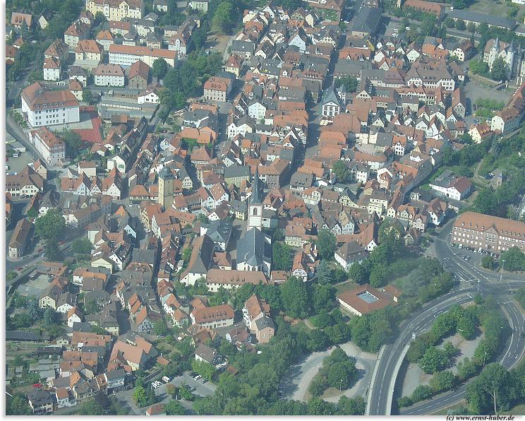 Der Lohrer Stadtkern mit Auffahrt zur neuen Mainbrücke und rechts das ehem. Frauenkloster