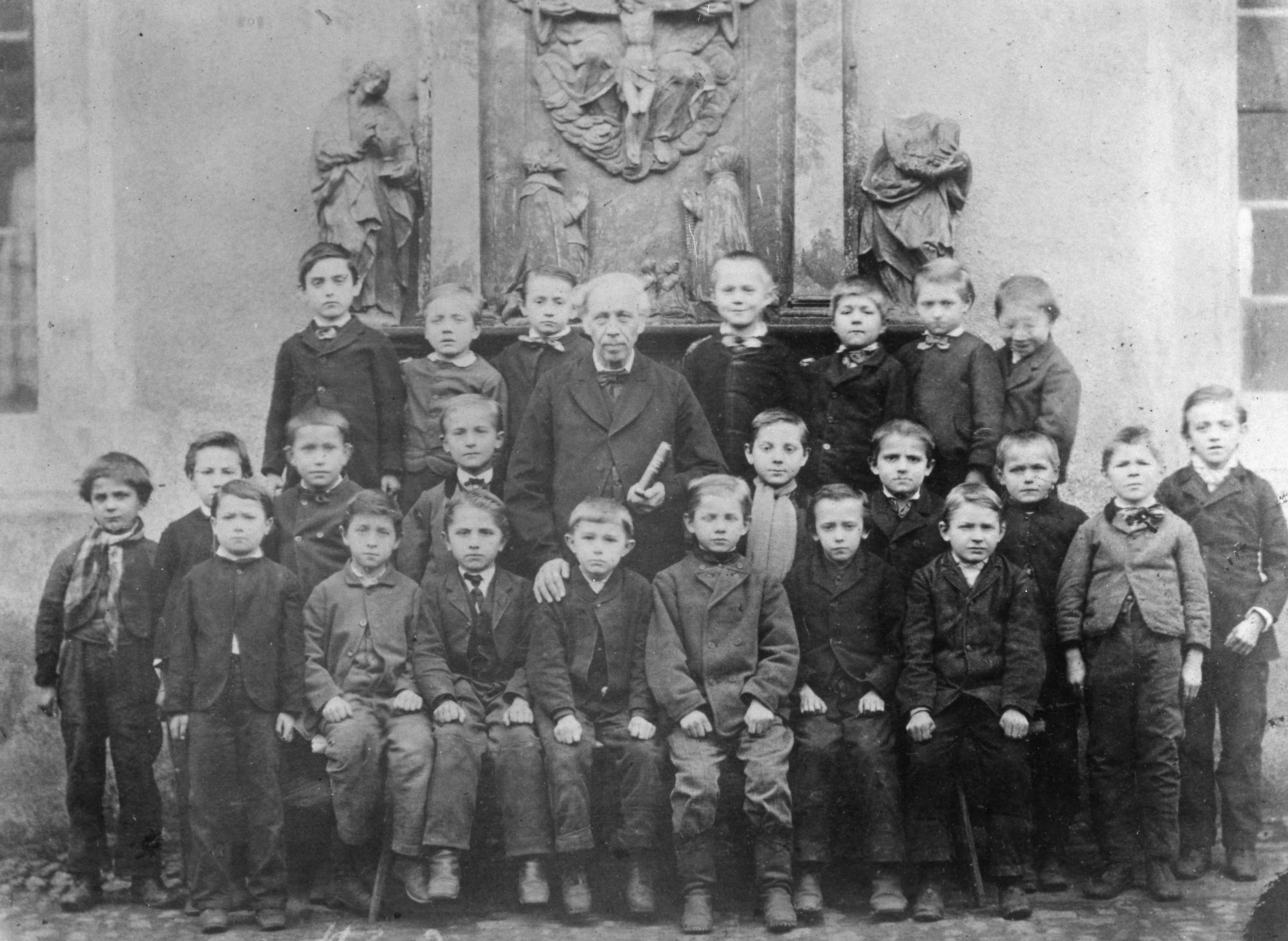 Der 1811 in Waldzell geborene Lehrer Johann Georg Söder, - seit 1835 an der Lohrer Volksschule und seit 1875 Ehrenbürger von Lohr am Main - mit seiner letzten Schulklasse 1883; Aufnahme vor der Lohrer Pfarrkirche.