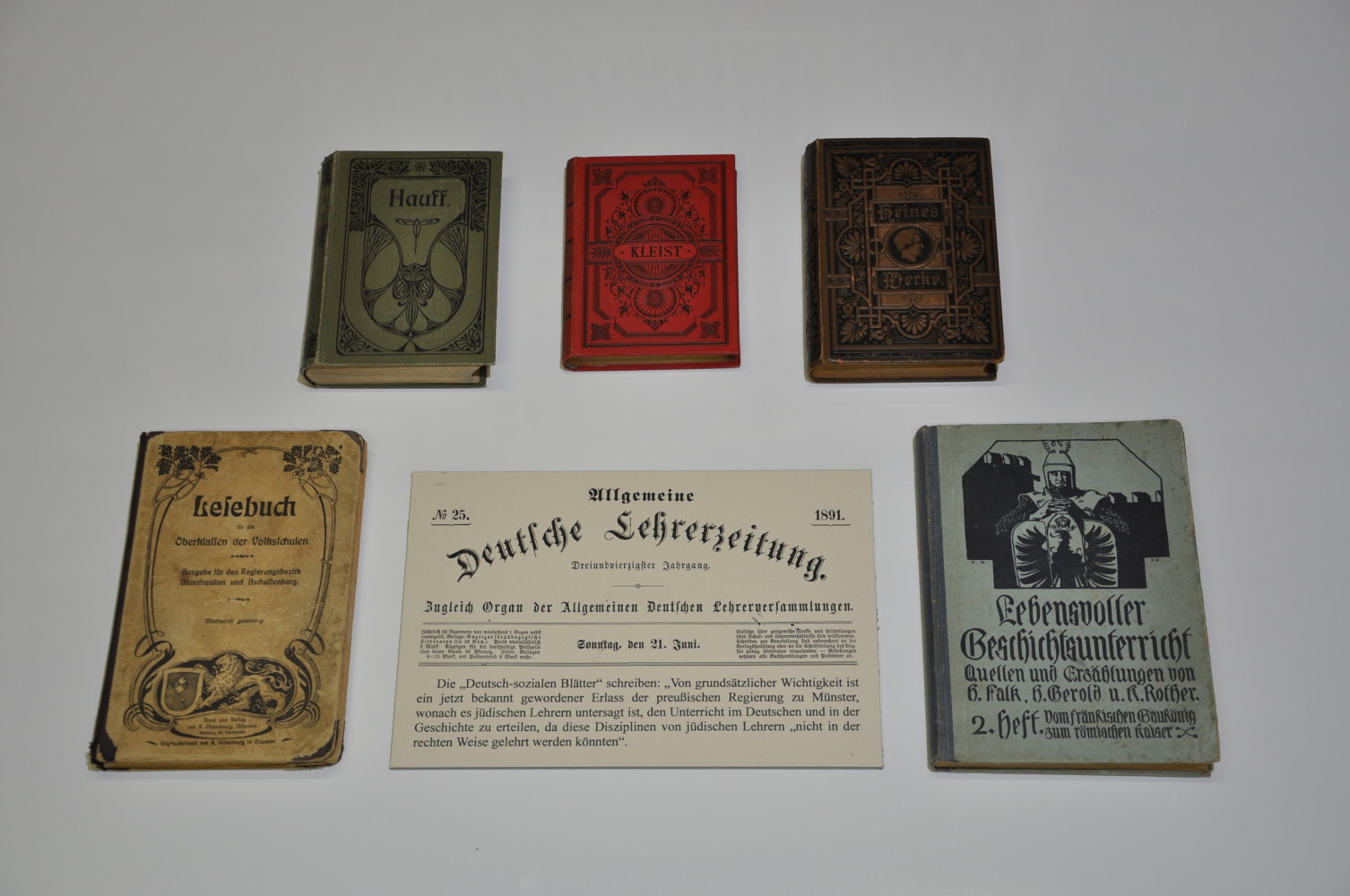 Auszug aus der ALLGEMEINEN DEUTSCHEN LEHRERZEITUNG 1891: „Die 'Deutsch-sozialen Bltter' schreiben: 'Von grundstzlicher Wichtigkeit ist ein jetzt bekannt gewordener Erlass der preuischen Regierung zu Mnster, wonach es jdischen Lehrern untersagt ist, den Unterricht im Deutschen und in der Geschichte zu erteilen, da diese Disziplinen von jdischen Lehrern 'nicht in der rechten Weise gelehrt werden knnten'."