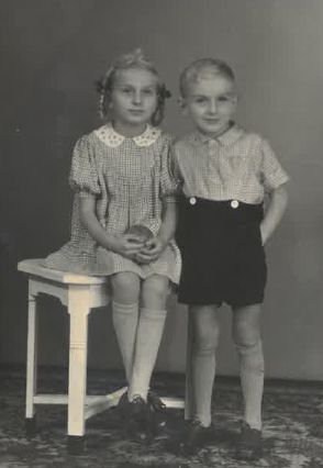 Anne Sgraja und ihr Bruder Johannes im Jahre 1944 (noch in der alten Heimat in Oberschlesien aufgenommen)