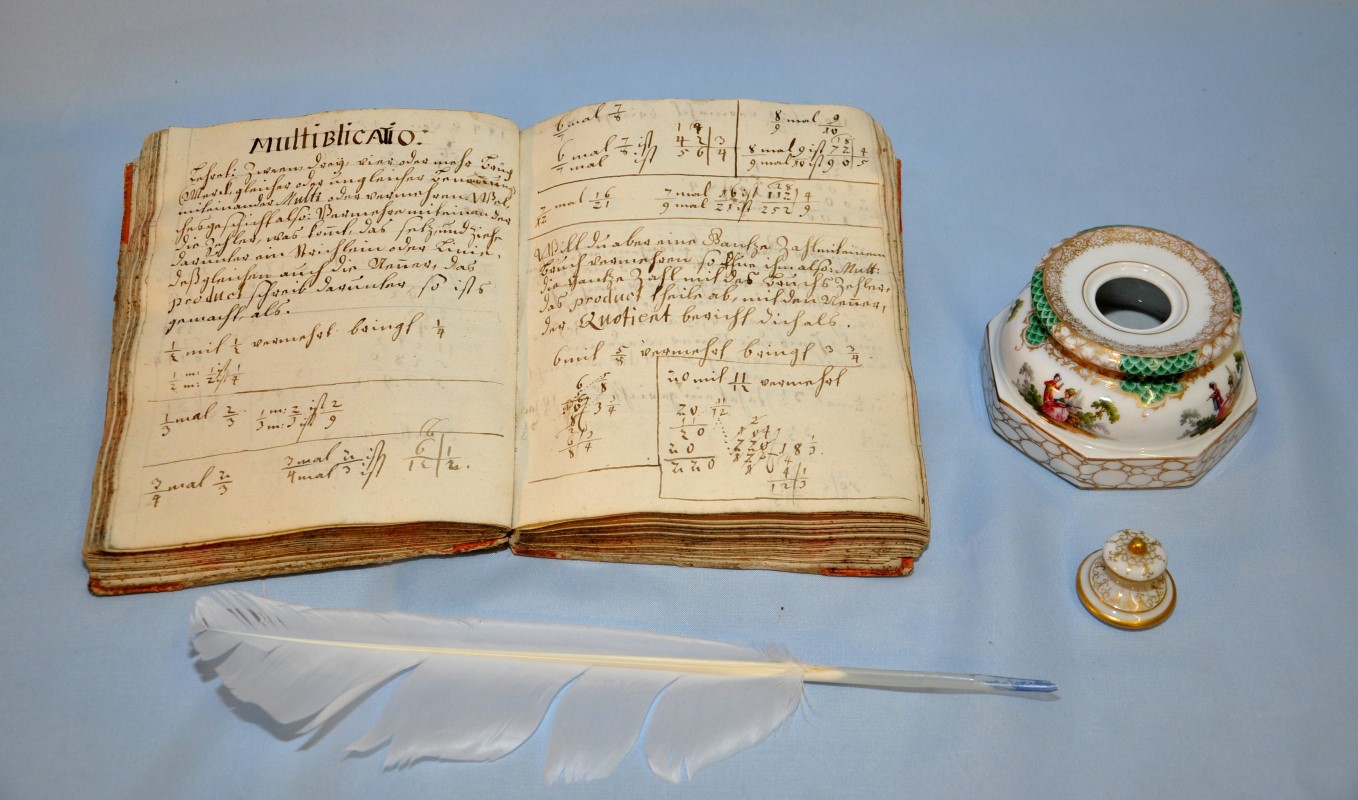 Handgeschriebenes Rechenbuch (um 1760), Tintenfass mit Rokokomotiven (Meien um 1860) und Gnsekiel zum Schreiben (Foto: Eduard Stenger)