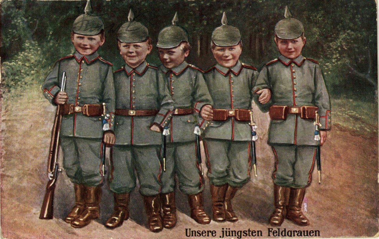 Postkarte „Unsere jngsten Feldgrauen“, um 1915 – typische Propagandapostkarte, in der der Krieg verniedlichend als ein unterhaltsames Abenteuer mit Spacharakter dargestellt wird.