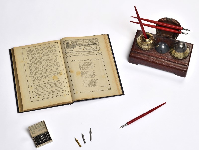 „Meine Feder werd' zur Lanze!. Dazu Schreibset (Eigenanfertigung) mit „Tintenfsschen“ aus Granatzndern, um 1915.