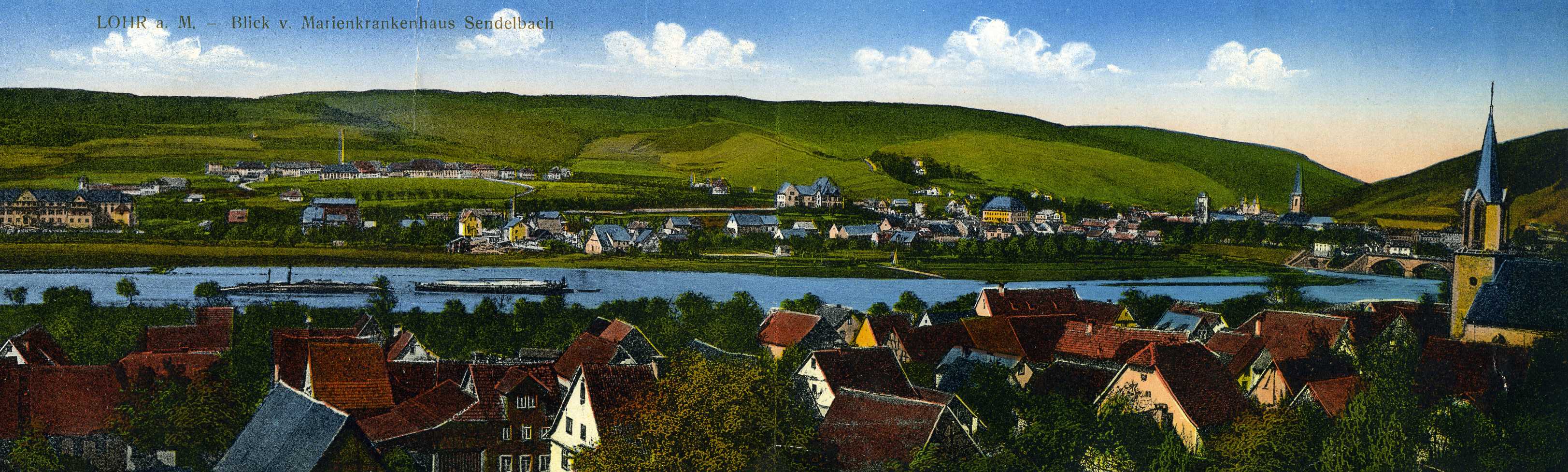„LOHR a. M. - Blick v. Marienkrankenhaus Sendelbach“, kolorierte Panorama-Postkarte, um 1914; das linke Schiff auf dem Main ist eine talwrts fahrende „Meekuh“