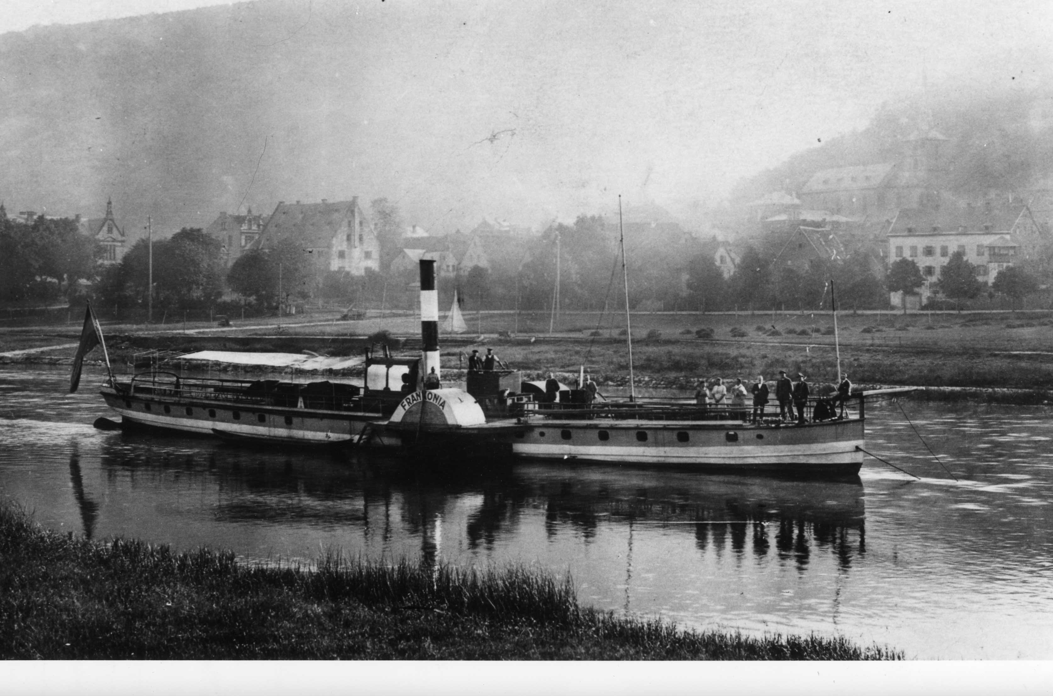 Der Mittelraddampfer „Frankonia“ bei Klingenberg a/Main, wohl um 1900.