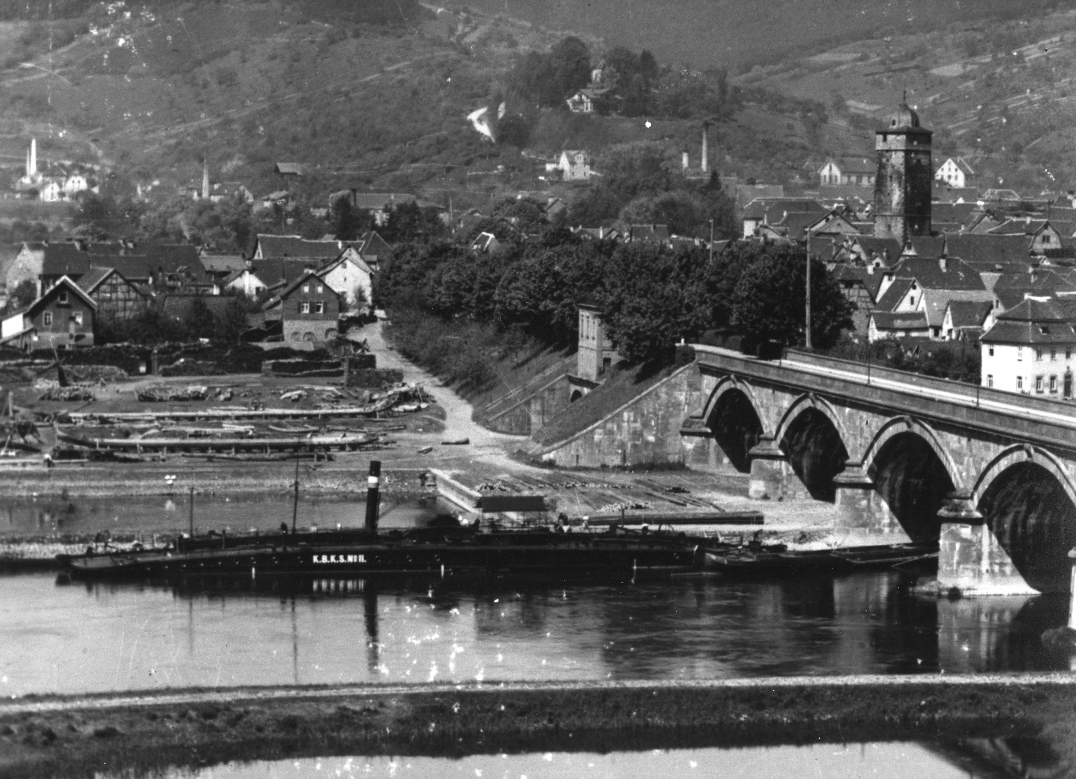 Der kgl. bayer. Kettenschlepper Nr. II neben der Lohrer Mainbrcke.