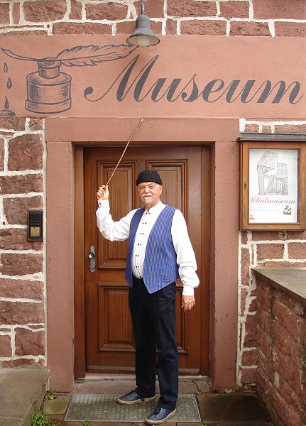 Georg Luwig Hegel, Rektor a.D. veranstaltet als „quieszierender“ Ruhestndler Fhrungen im Schulmuseum Lohr.