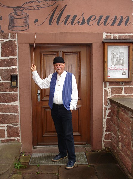 Georg Luwig Hegel, Rektor a.D. veranstaltet als „quieszierender“ Ruhestndler Fhrungen im Schulmuseum Lohr.