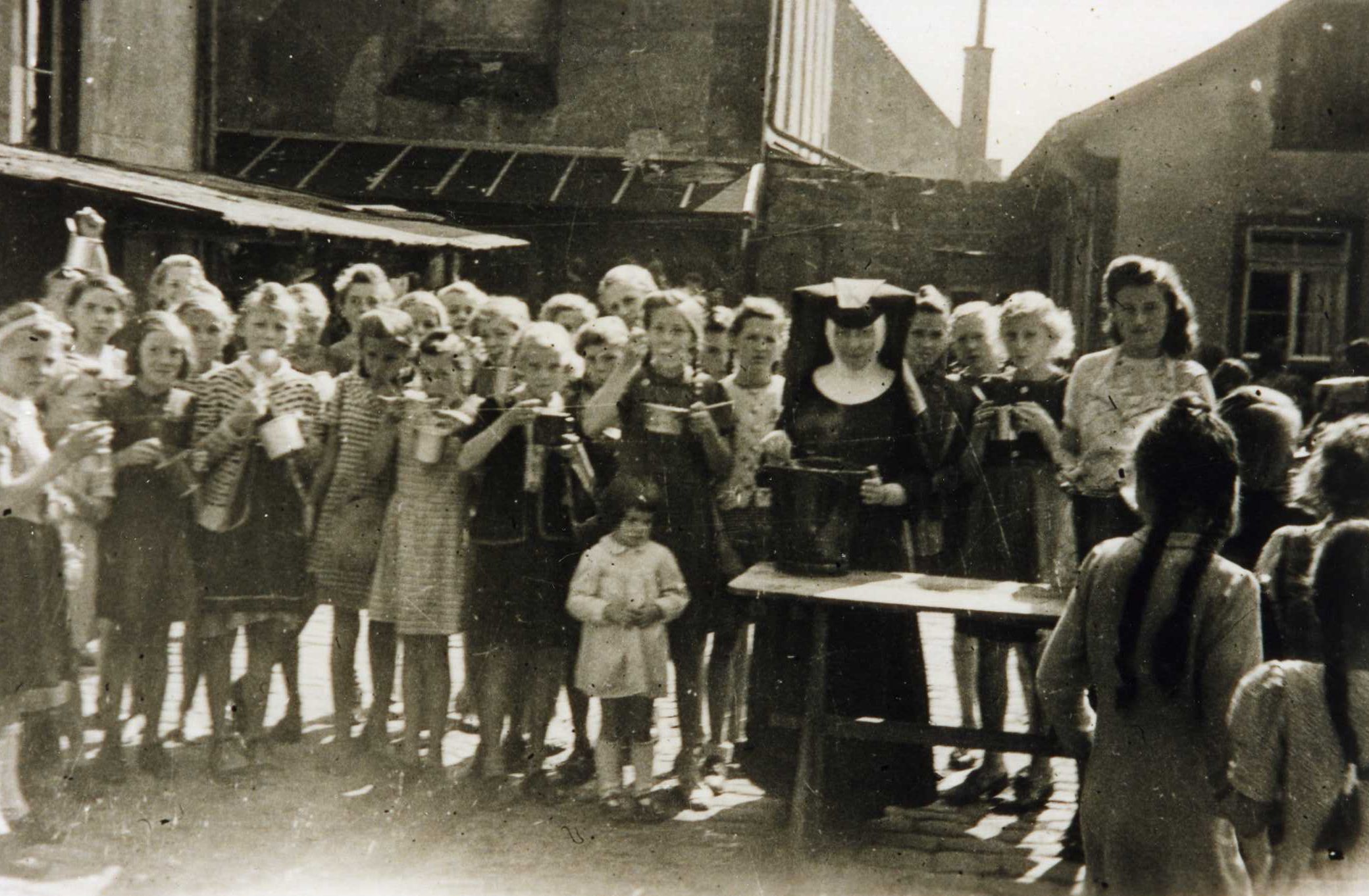 Schulspeisung vor der Lohrer Mdchenschule (Volksschule fr Mdchen am Kirchplatz) 1947 Die Speisen wurden in provisorisch eingerichteten Schulkchen bereitet.