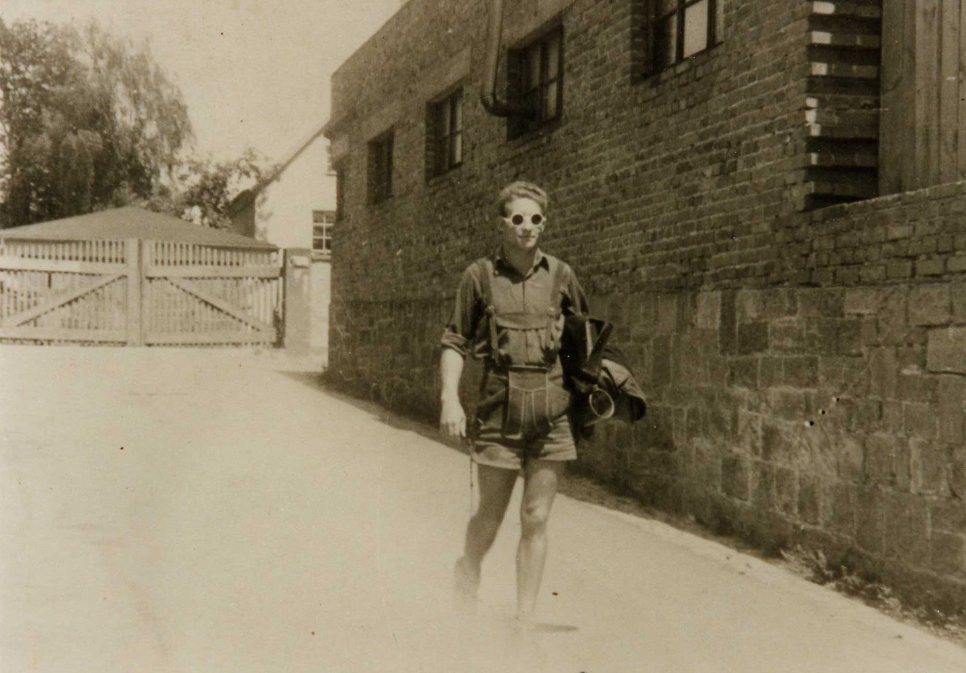 Der Lohrer Gymnasiast Rolf Sultan auf dem Weg zur Schule. Neben der Bchertasche gehrte auch der Becher fr die Schulspeisung zur Grundausstattung eines Schlers (Lohr, Mai 1948)