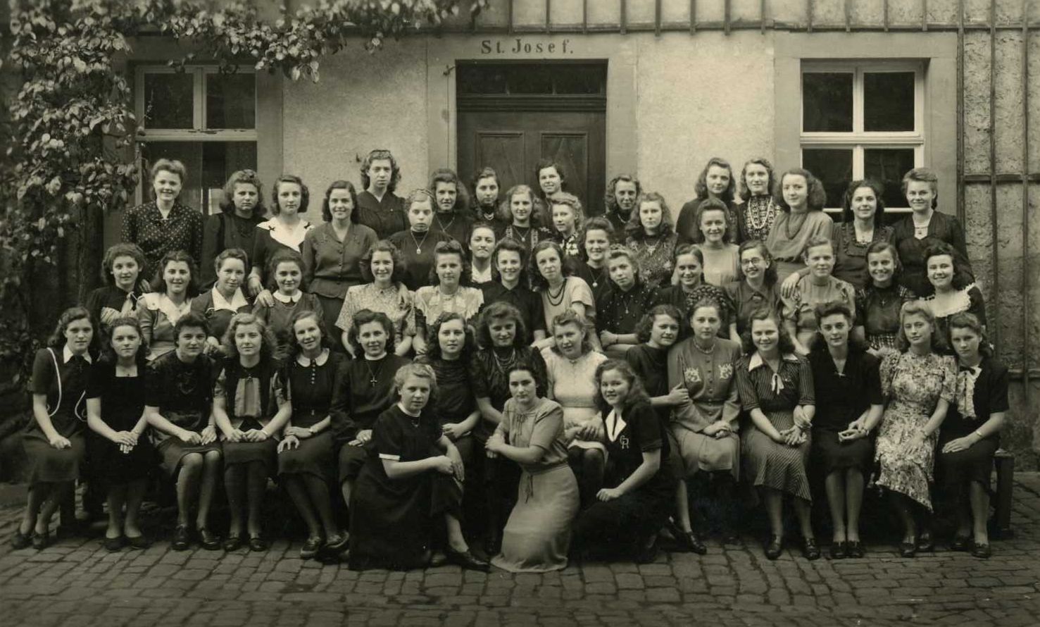 Abschlussfoto der 3. Klasse der Mdchen-Mittelschule der Franziskanerinnen im Schuljahr 1948