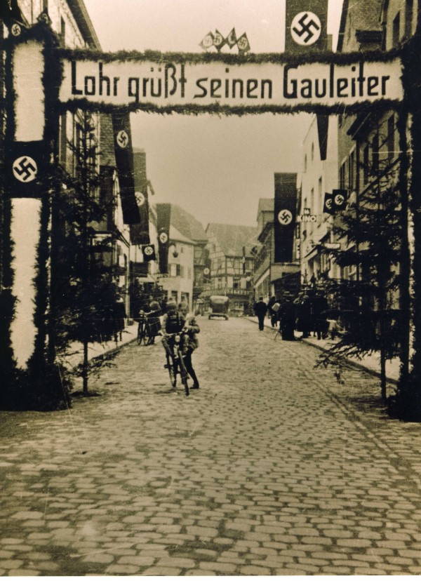 Wahlkampf in Lohr 1938 – Die Lohrtorstrae mit Blick in Richtung Innenstadt und dem Spruchband „Lohr grt seinen Gauleiter“.