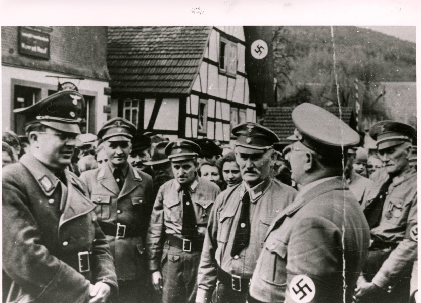 Der Gauleiter Dr. Hellmuth wird in Partenstein von den rtlichen Parteigenossen begrt. (Das Foto knnte auch aus den Jahren 1933 oder 1934 stammen.)