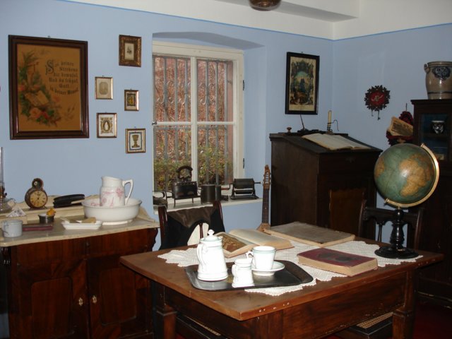 Lehrerwohnung im Schulhaus um 1910 (Teilansichten) - schwierige Lebensbedingungen des Volksschullehrers