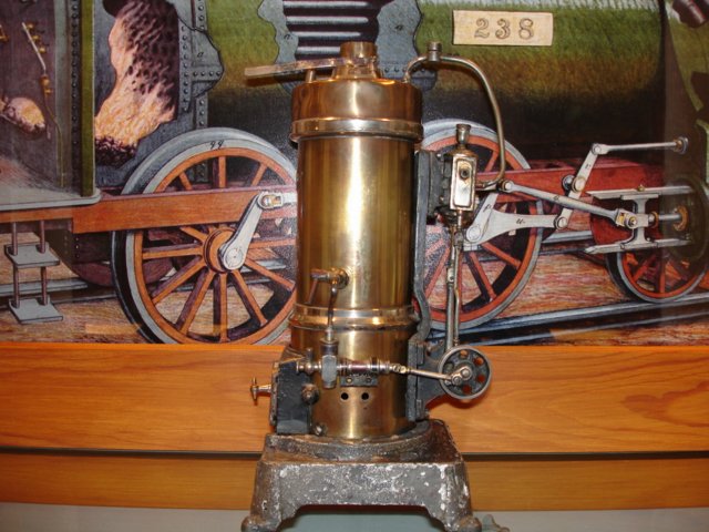 Technik im Unterricht - Lokomotive (Schulwandbild) und Dampfmaschinenmodell um 1900; Vitrine-Teilansicht