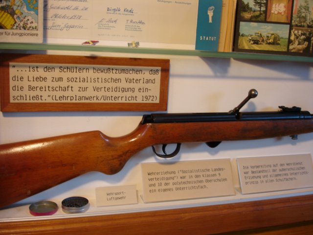 Teilansichten der Vitrine „Schule und Erziehung in der DDR“ in der stndigen Ausstellung des Museums – auch Hinweis auf den vormilitrischen „Hans-Beimler-Wettkampf“ der FDJ, an dem sich die Klassen 8 bis 10 beteiligten.