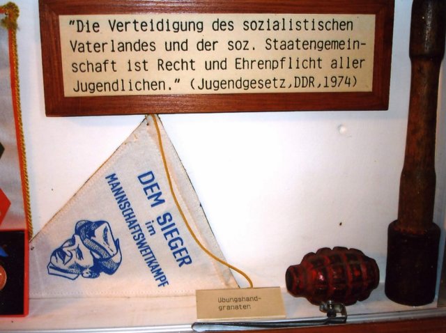Teilansichten der Vitrine „Schule und Erziehung in der DDR“ in der stndigen Ausstellung des Museums – auch
