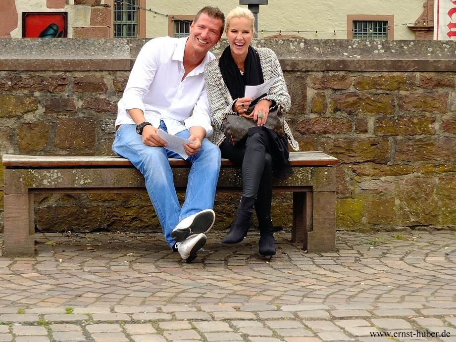 Die Moderatoren Anna Heesch & Max Schradin auf dem Schlossplatz in Lohr a. Main