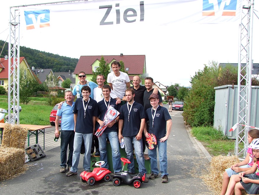 Die Sieger vom 1. Wombacher Bobby Car Rennen für Erwachsene