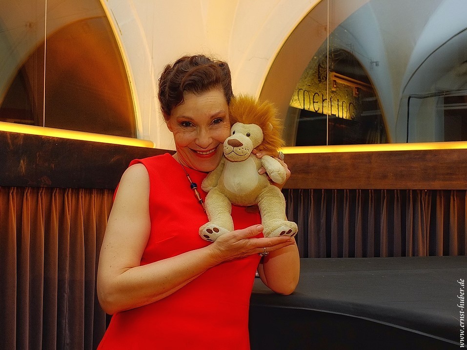 Claudia Carbo und Maskottchen Leo in Concert in Lohr a. Main