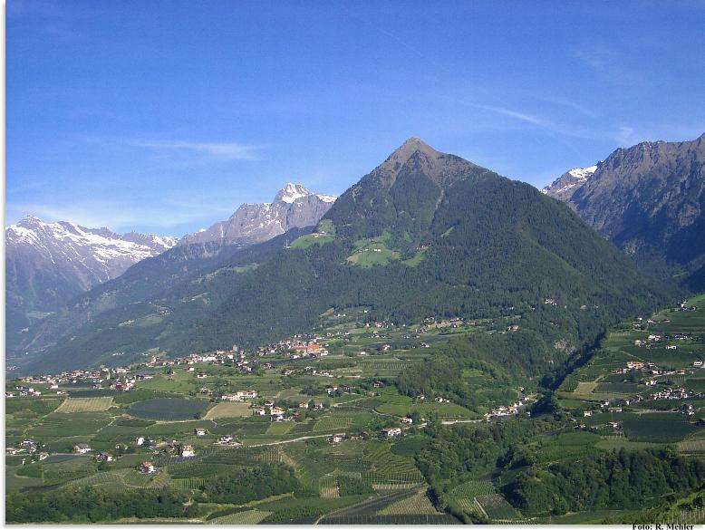 Blick von Schenna auf Dorftirol in Südtirol (Meran)