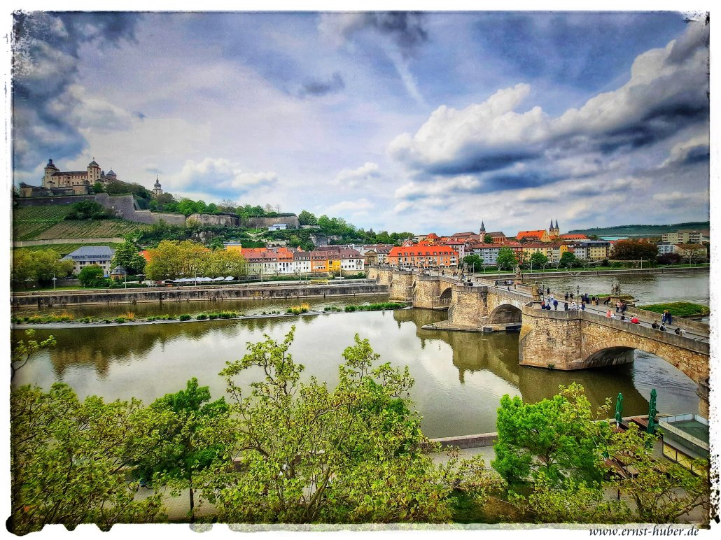 Blick auf die Festung Marienberg und die Alte Mainbrcke in Wrzburg