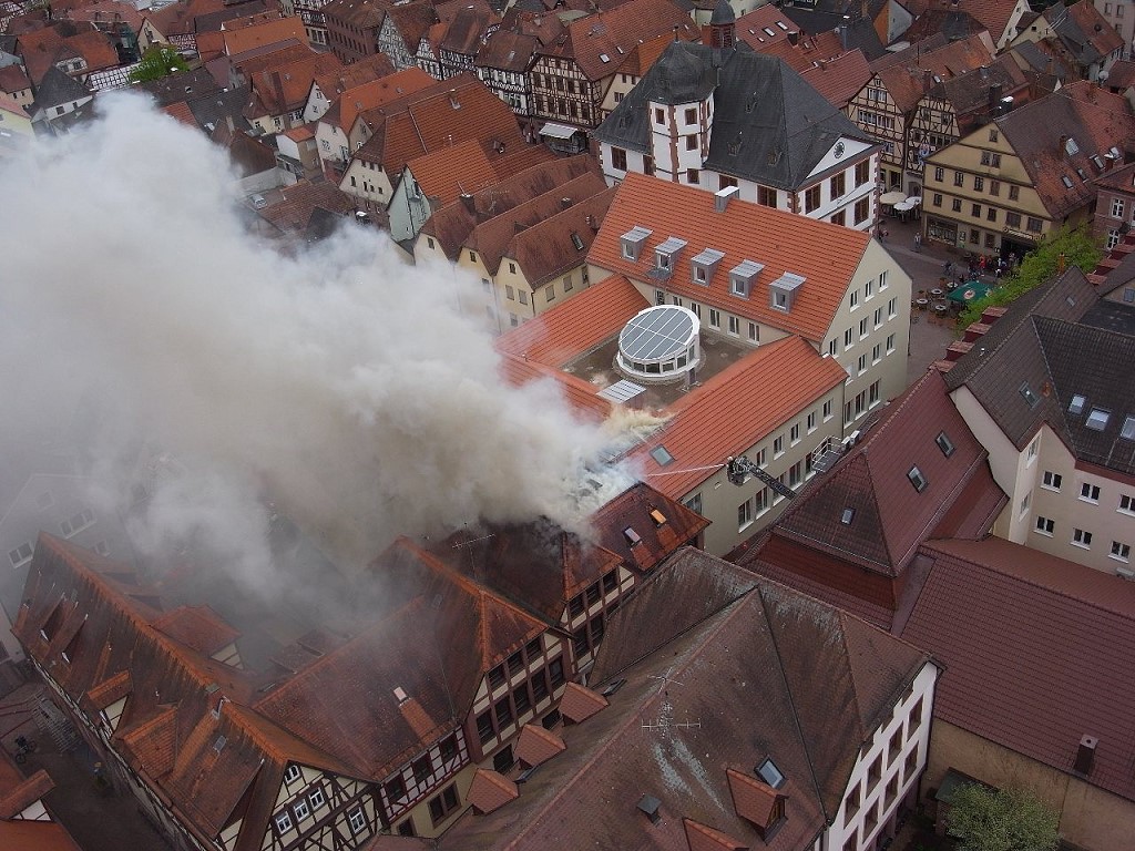 Brand im Dachstuhl der Sparkasse Mainfranken in der Innenstadt von Lohr a. Main