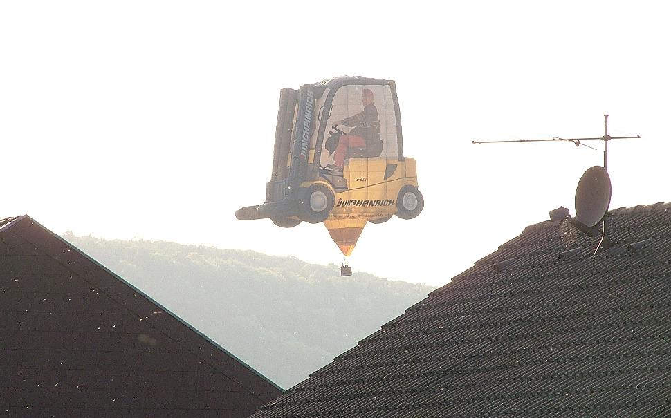 Ein Gabelstapler über Lohr am Main