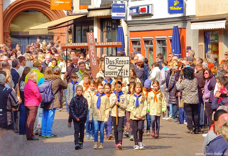 Das Kreuz unserer Zeit.. Die Lohrer Karfreitagsprozession
