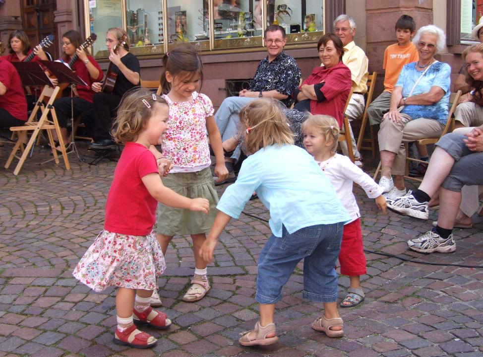 Tanzende Kinder