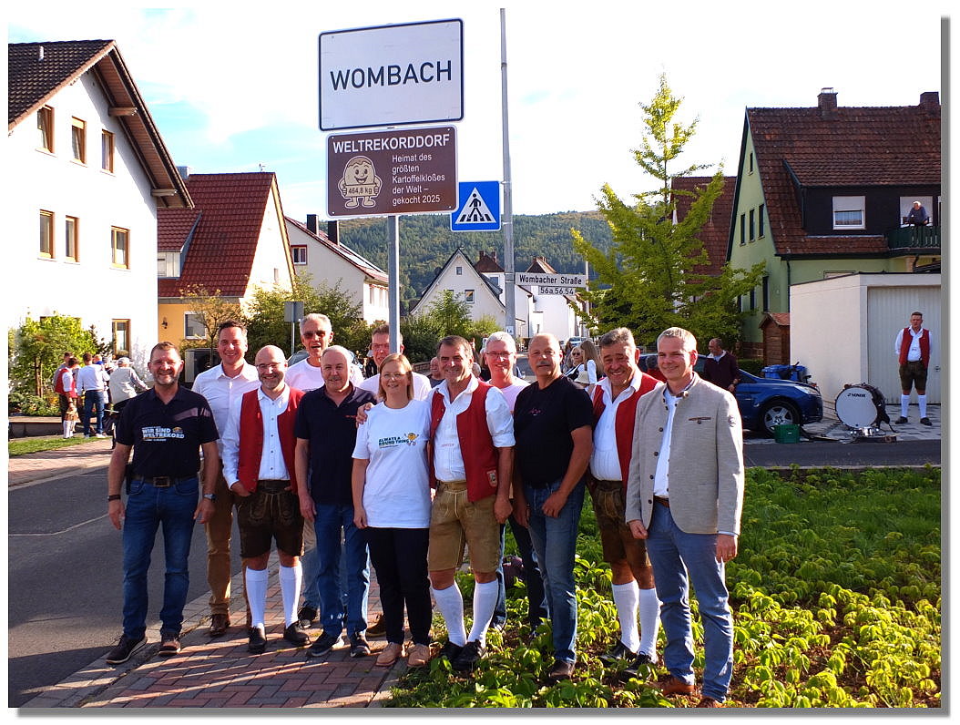Feierliche Enth�llung des neuen Ortsschildes im Weltrekorddorf Wombach