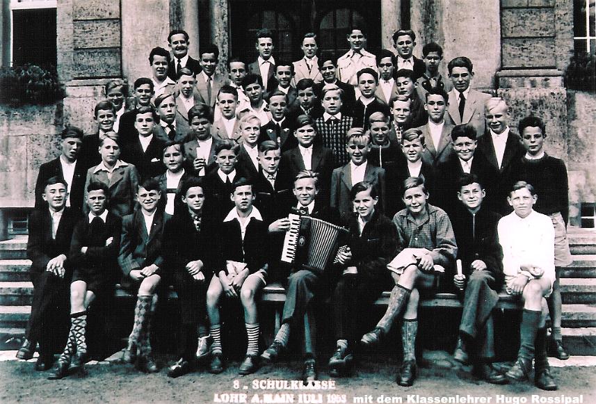 Abschlussfoto der 8. Klasse der Knabenschule Lohr a. Main 1953 mit dem Klassenlehrer Hugo Rossipal 