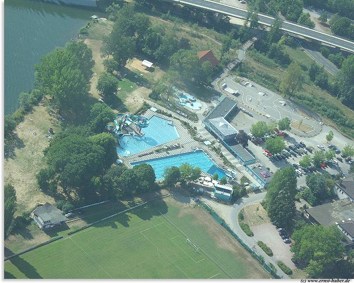 Luftaufnahme vom Schwimmbad in Lohr am Main am 24.8.2003