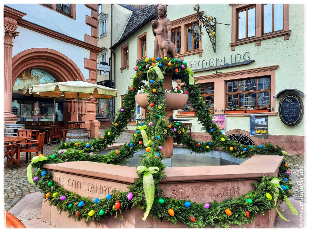 Der M�rchenbrunnen in Lohr a. Main im Ostergewand