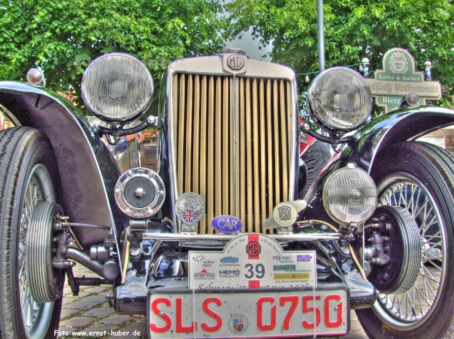 MG Oldtimertreff auf dem Schlossplatz in Lohr a. Main