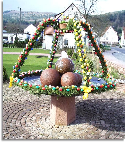 Osterbrunnen mit runden Eiern in Lohr Wombach