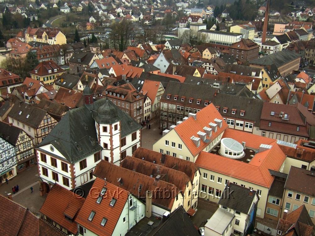 Der Marktplatz und das Alte Rathaus mit dem Gebude der neuen Sparkasse in Lohr a. Main