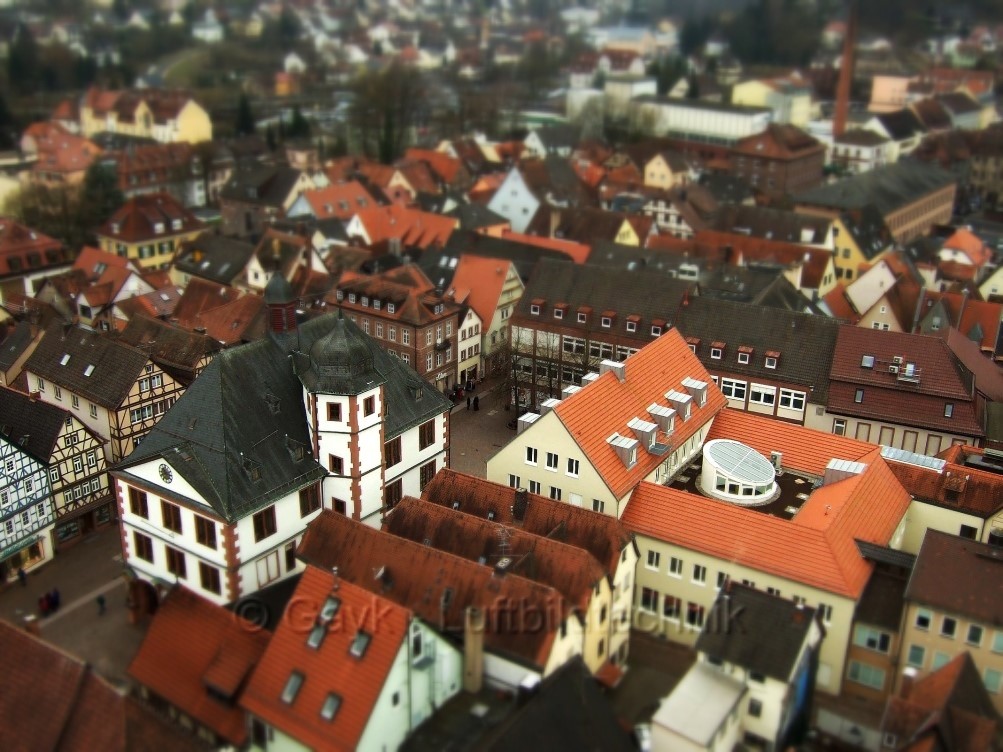 Das Alte Rathaus und die neue Sparkasse aus der Vogelperspektive
