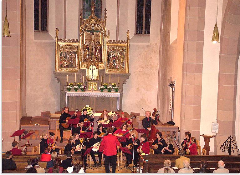 Das Zupf Ensemble Lohr in der Kirche in Rechtenbach