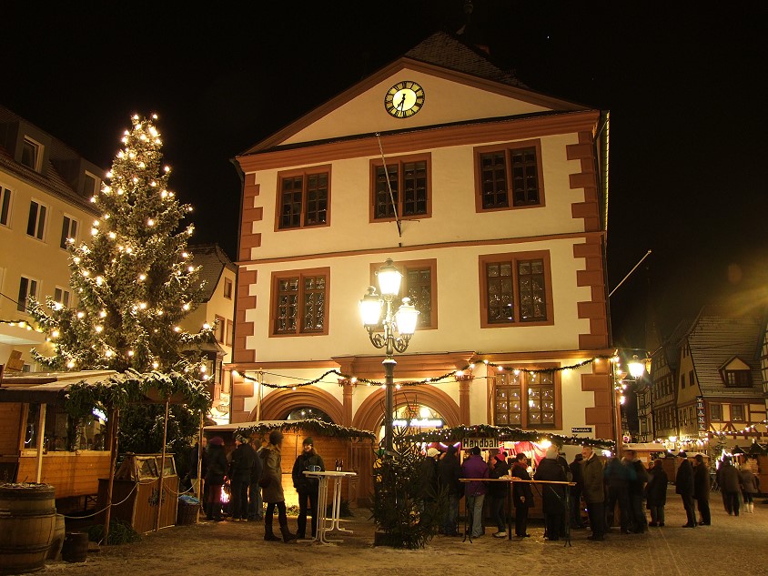 Weihnachtsmarkt vor dem Alten Rathaus