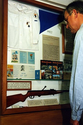 Begegnung mit der Vergangenheit im Lohrer Schulmuseum 1996: Ein Museumsbesucher erinnert sich an seine Schulzeit in der ehemaligen DDR (um 1996).  Sein Trabi ist auf dem Außenfoto des Schulmuseums zu sehen.