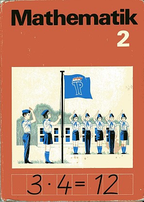 Vorderer Einbanddeckel des Rechenbuchs „Mathematik 2“, Lehrbuch für Klasse 2, Volk und Wissen, Volkseigener Verlag Berlin, 1975. (Foto: Schulmuseum)