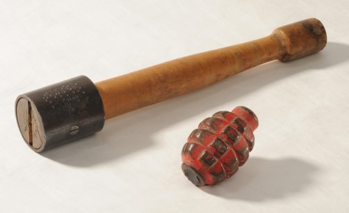 Originalgetreue Nachbildung einer Eierhandgranate und einer Wurfkeule (Nachbildung der Stielhandgranate aus dem 2. Weltkrieg) für den Sportunterricht.
