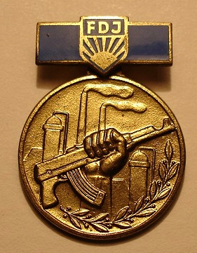 Die Medaille „Kampfauftrag der FDJ 1961“ war eine Auszeichnung der FDJ (Freie Deutsche Jugend) der DDR und wurde im August 1961 gestiftet. Die Verleihung erfolgte an Jugendliche der FDJ, die im Zusammenhang mit der Abriegelung der Grenzen zu Westberlin kurzfristig in die Reihen der NVA (Nationale Volksarmee) eingetreten waren.